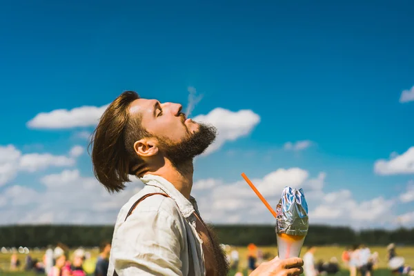 Mann im Hipster-Stil mit Wasserpfeife — Stockfoto