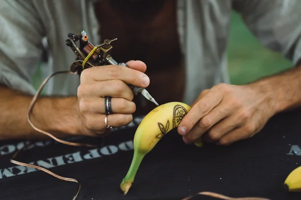 Tattoo master man with banana — Stock Photo, Image