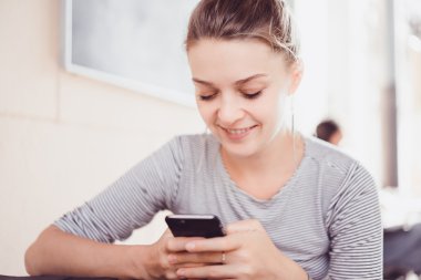  cep telefonu kullanan kız