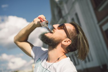 Mutlu sakallı adam çikolata yiyor