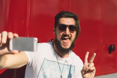 Sakallı hippi adam selfie alarak