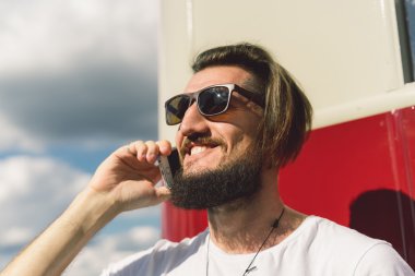  Cep telefonlu genç adam. 