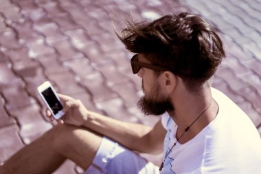 cep telefonu ile modern genç adam