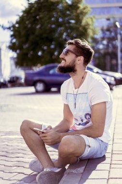 cep telefonu ile modern genç adam