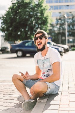 cep telefonu ile modern genç adam