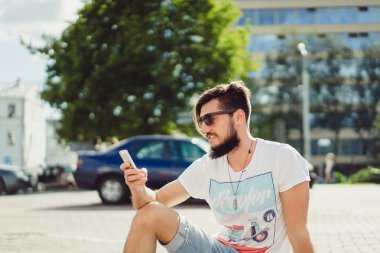 cep telefonu ile modern genç adam