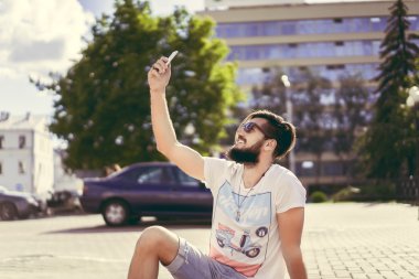 Sakallı hippi adam selfie alarak