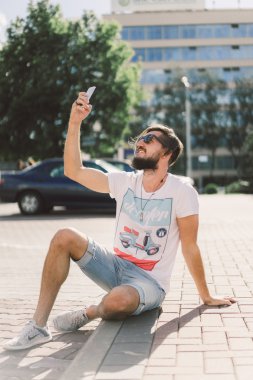 Sakallı hippi adam selfie alarak