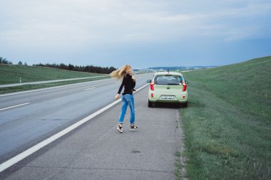 Alan ve yol yakınında Model kız.
