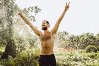 Yeşil Yaz doğada sakallı adam