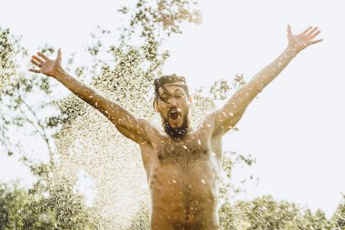 Yeşil Yaz doğada sakallı adam