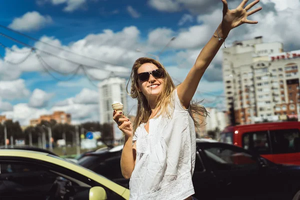 Dívka si zábavy a jíst zmrzlinu — Stock fotografie