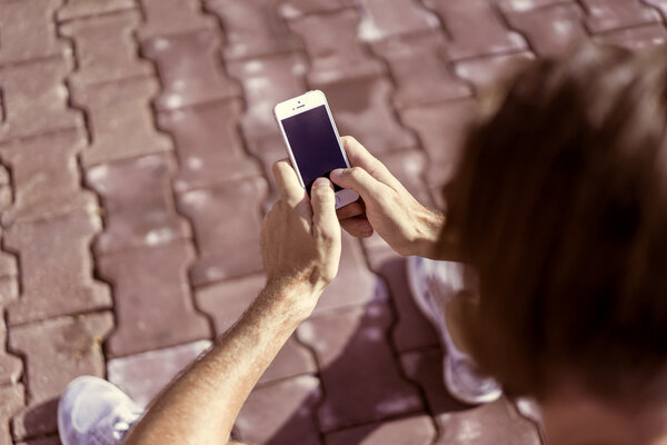 современный молодой человек с мобильным телефоном
