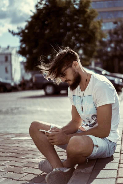 Современный молодой человек с мобильным телефоном — стоковое фото