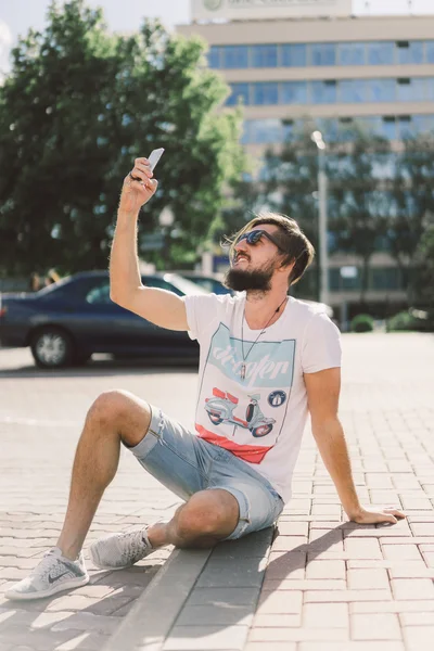 Sakallı hippi adam selfie alarak