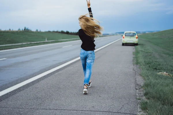 Modelo menina perto do campo e da estrada . — Fotografia de Stock