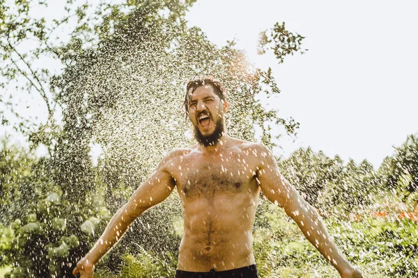 Barbudo homem no verde verão natureza — Fotografia de Stock