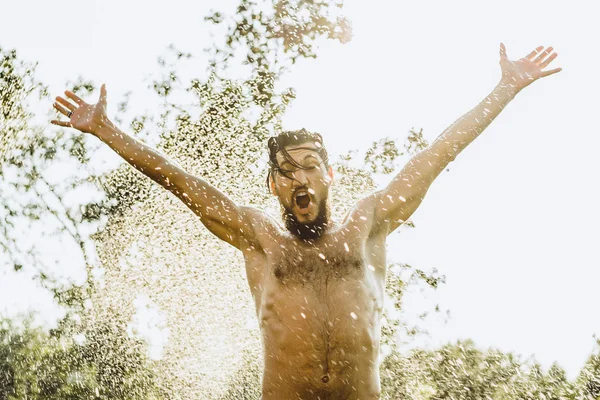 Bärtiger Mann in grüner Sommernatur — Stockfoto