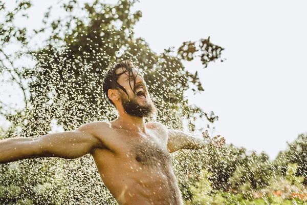 Yeşil Yaz doğada sakallı adam — Stok fotoğraf