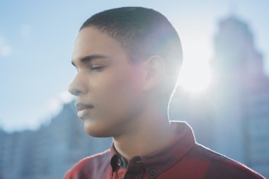 modern şehir içinde kapalı gözler ile ayakta adam