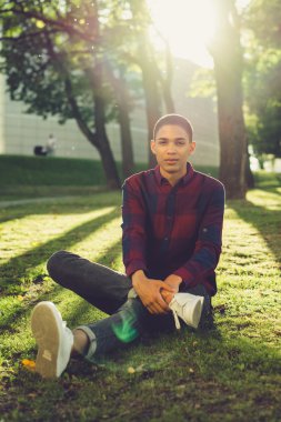 Şehir Parkı, çimlerin üzerine oturan adam