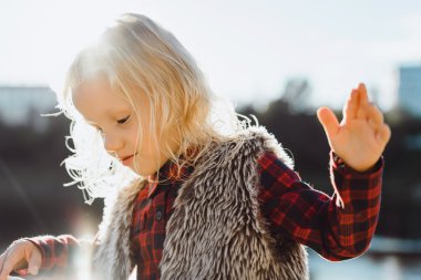 Derin mavi gözlü İspanyol kız portresi