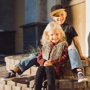 Mutlu ve gülümseyen kız 