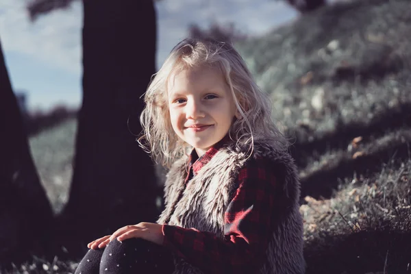 Portret van Spaanse meisje met diep blauwe ogen — Stockfoto