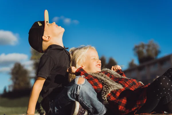 Bror och syster på park — Stockfoto