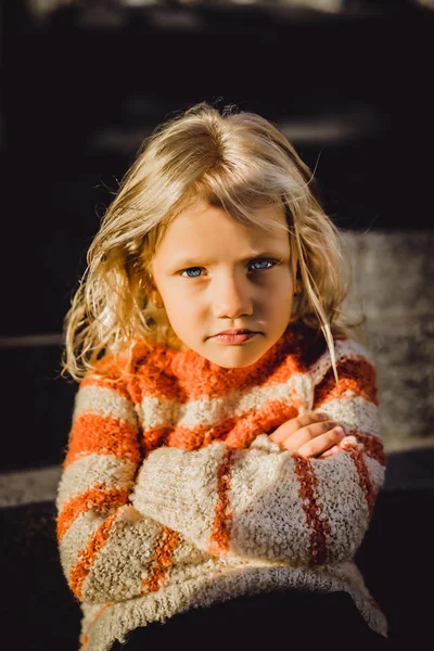Porträtt av spansktalande flicka med djupt blå ögon — Stockfoto