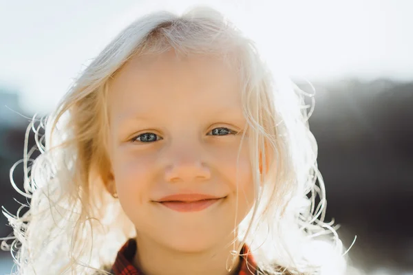 Portret van Spaanse meisje met diep blauwe ogen — Stockfoto