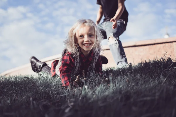 Brother and sister at the park — Stock Photo, Image