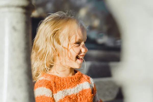 Retrato de menina hispânica — Fotografia de Stock