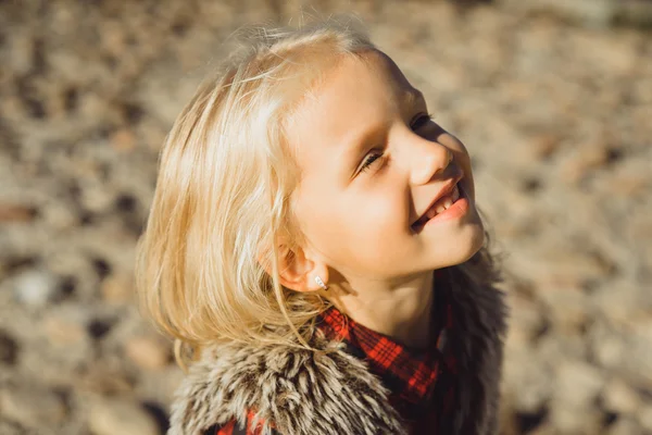 Retrato de menina hispânica com olhos azuis profundos — Fotografia de Stock