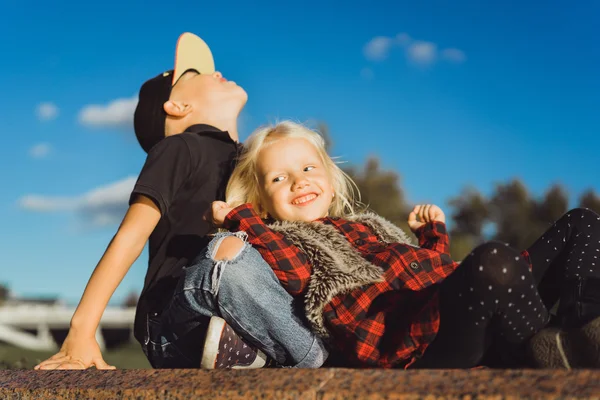 Brother and sister at the park — Stock Photo, Image