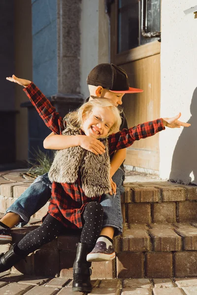 Glad bror och syster ler och omfamnar — Stockfoto