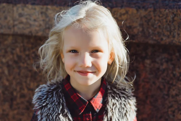 Retrato de menina hispânica com olhos azuis profundos — Fotografia de Stock