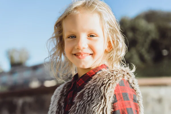 Portret van Spaanse meisje met diep blauwe ogen — Stockfoto