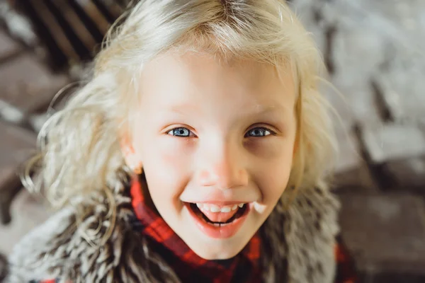 Retrato de niña hispana — Foto de Stock