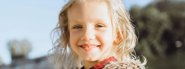 Porträt eines hispanischen Mädchens mit tiefblauen Augen — Stockfoto