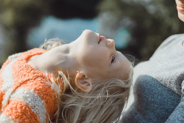 Ung mamma med söta dotter — Stockfoto