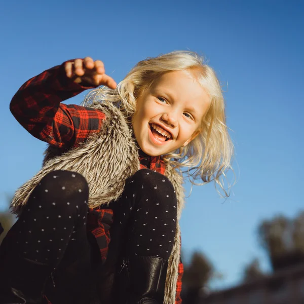 Retrato de menina hispânica com olhos azuis profundos — Fotografia de Stock