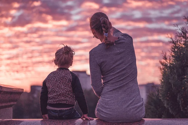 Giovane madre con figlia carina — Foto Stock