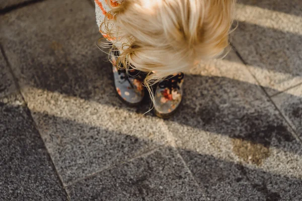 Menina coloca em sapatos — Fotografia de Stock