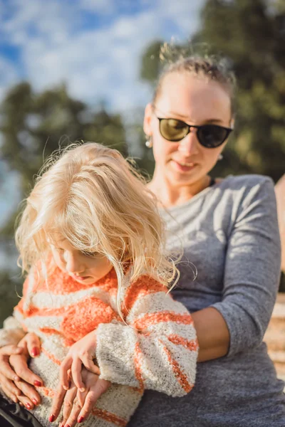 Junge Mutter mit süßer Tochter — Stockfoto