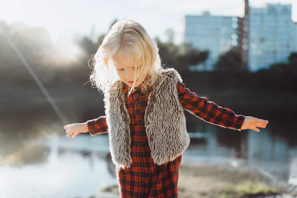 Portrét hispánský dívka s tmavě modrýma očima — Stock fotografie