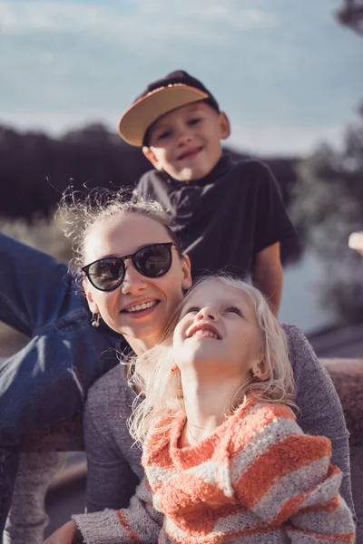 Mamma med barn i parken — Stockfoto