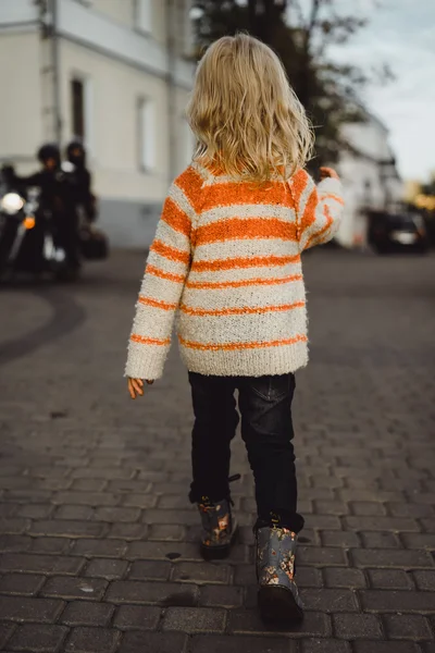 Sevimli küçük kız sokakta yürürken — Stok fotoğraf