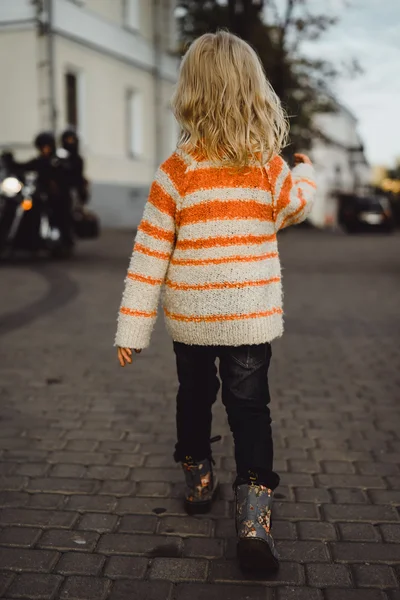 Cute little girl walking down the street — Stock Photo, Image