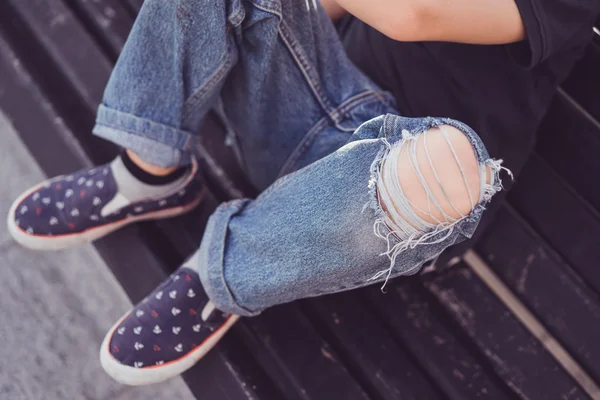 Joven chico hipster sentado en el banco — Foto de Stock